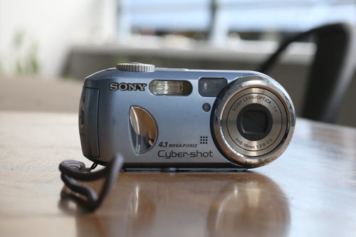 SONY CYBER-SHOT DIGITAL CAMERA 4.1 MP DSC-P73 - BLUE - NOT WORKING PARTS ONLY