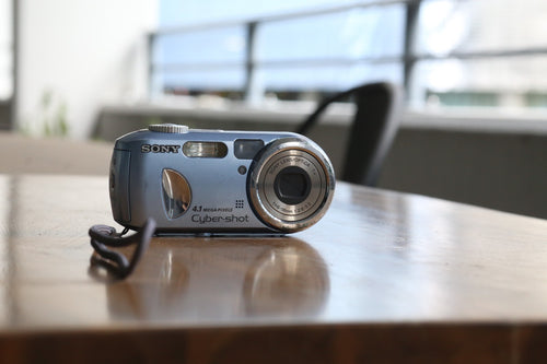 SONY CYBER-SHOT DIGITAL CAMERA 4.1 MP DSC-P73 - BLUE - NOT WORKING PARTS ONLY